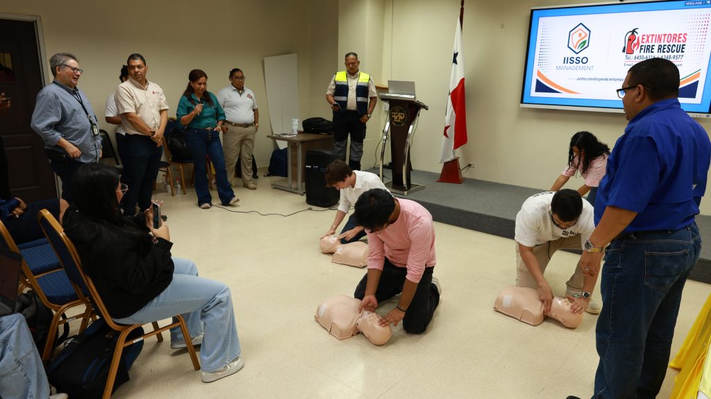jornada de seguridad UTP 2026: participantes practicando reanimación cardiopulmonar (RCP) en maniquíes durante el taller impartido por IISSO Management y Extintores Fire Rescue en la Facultad de Ingeniería Industrial.
