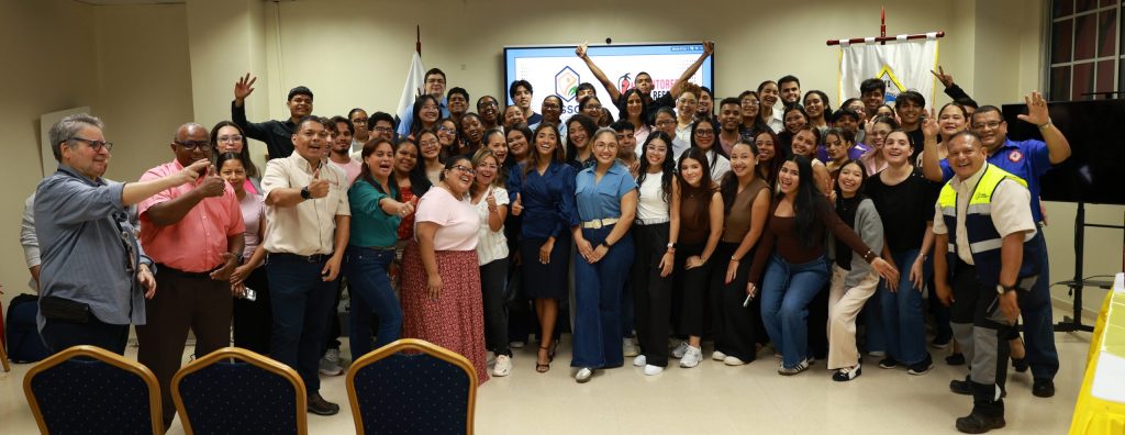 jornada de seguridad UTP 2026: foto grupal de estudiantes, docentes y expositores de MITRADEL, Extintores Fire Rescue e IISSO Management al finalizar el evento en el Salón Cardoze de la Facultad de Ingeniería Industrial.