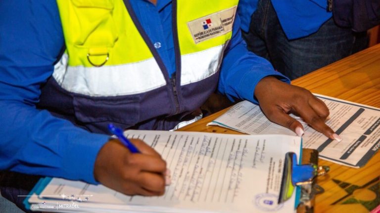 ¿Qué exige MITRADEL para la prevención de riesgos laborales en proyectos de construcción? 📋